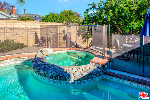 2425 Dusan Street, Simi Valley CA: https://media.crmls.org/mediaz/8b93fa06-d6c1-4d8c-a5e6-00202069020d.jpg