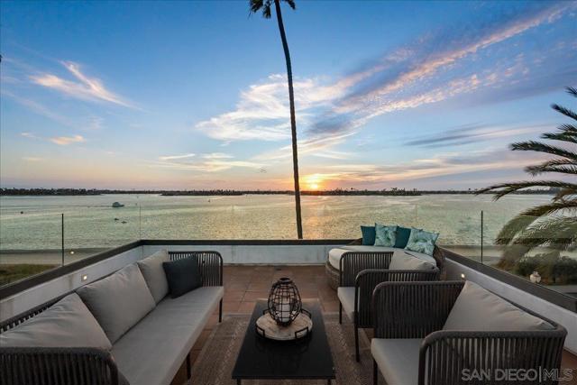 3535 Riviera Drive, San Diego CA: https://media.crmls.org/mediaz/8b940c01-b3b4-4bd9-88e5-c1cacd3ca3e1.jpg