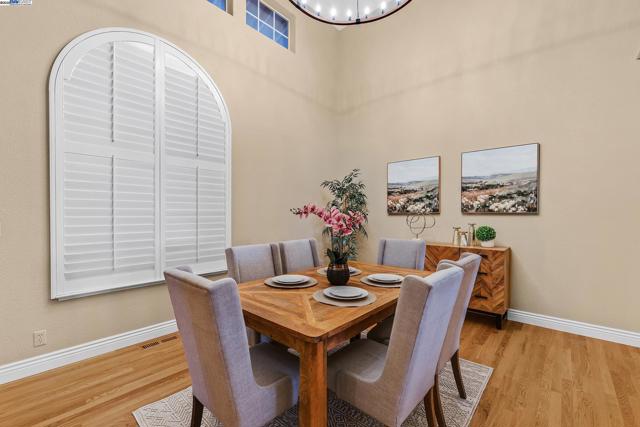 20340 Hunters Knls, Castro Valley CA: https://media.crmls.org/mediaz/8b943d15-97b9-42e2-b231-6d65f1020f65.jpg