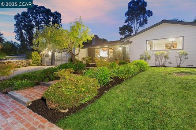 25 Whitehall Dr, Orinda CA: https://media.crmls.org/mediaz/8b9528e7-8ad6-4cee-ae21-6fb88046405e.jpg