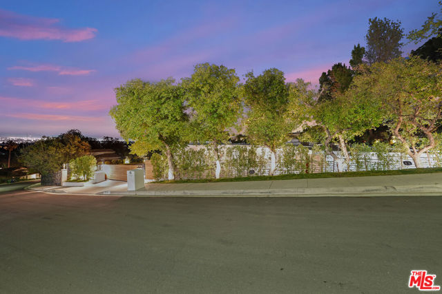 17116 Adlon Road, Encino CA: https://media.crmls.org/mediaz/8b96553c-be68-4995-a97c-71dce5216a06.jpg