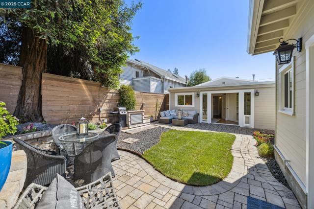 3036 Delaware St, Oakland CA: https://media.crmls.org/mediaz/8b9745d2-d478-4499-a577-4cc96afb2627.jpg