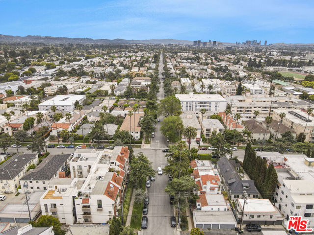 858 12th Street, Santa Monica CA: https://media.crmls.org/mediaz/8b98048c-dfbe-47fa-b1f8-31ef61caf0d8.jpg
