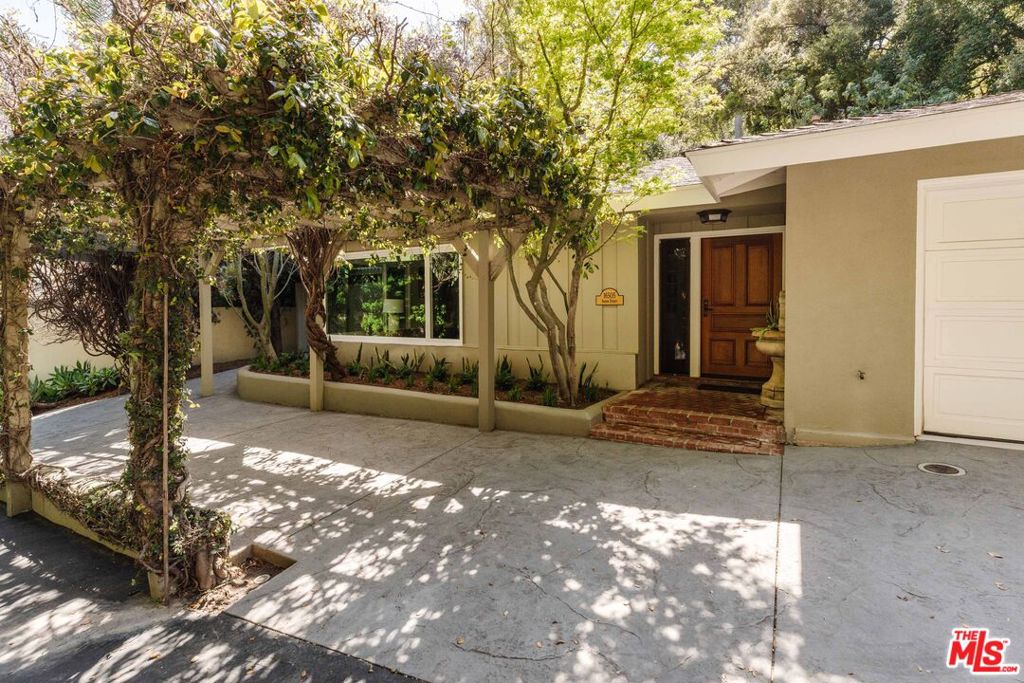 16505 Akron Street, Pacific Palisades, CA 90272