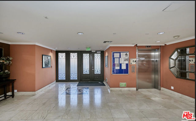722 S Oxford Avenue, Los Angeles CA: https://media.crmls.org/mediaz/8b986367-4140-4d94-bbb2-749de99fffc5.jpg
