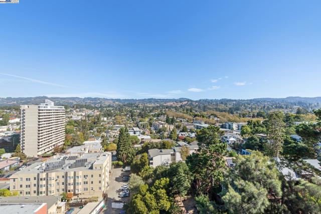 1 Kelton Ct, Oakland CA: https://media.crmls.org/mediaz/8b9918b1-e6ca-4dd3-a3ff-866f89645b09.jpg