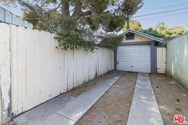 8966 Cadillac Avenue, Los Angeles CA: https://media.crmls.org/mediaz/8b9918da-fedd-459e-90e3-ea01716e297f.jpg
