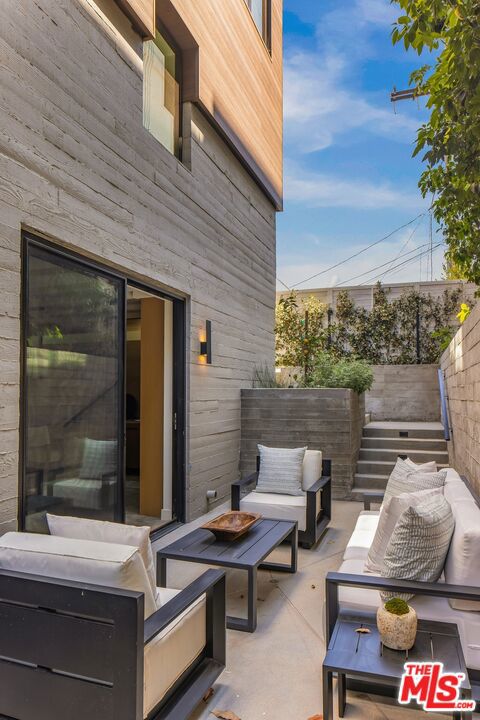 919 1/2 Hilldale Avenue, West Hollywood CA: https://media.crmls.org/mediaz/8b99cc89-e445-4527-9bf5-4fc7da2c9750.jpg