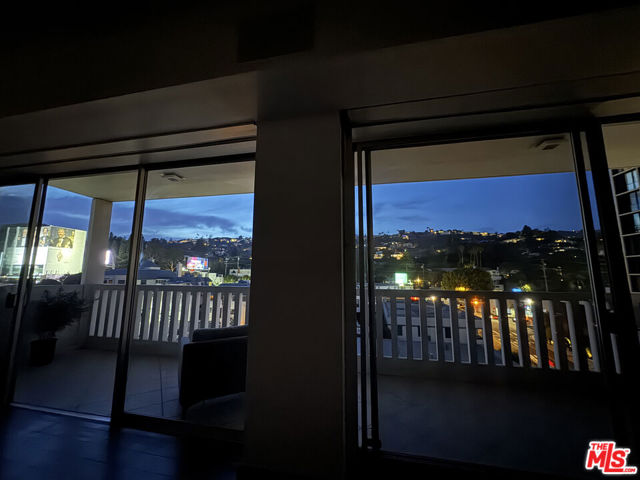 999 N Doheny Drive, West Hollywood CA: https://media.crmls.org/mediaz/8b9a55fd-f224-49c0-a4d5-dc8598fe853d.jpg
