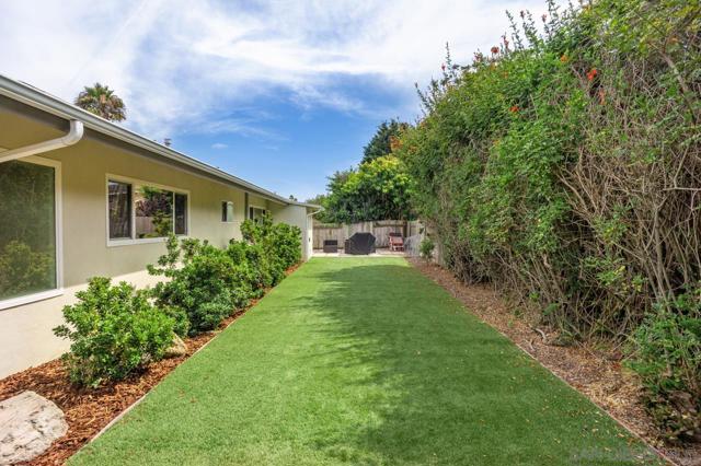 8874 La Jolla Scenic Dr N, La Jolla CA: https://media.crmls.org/mediaz/8b9c1c18-7d8a-42fb-bc21-6d5a8b6f7ddb.jpg