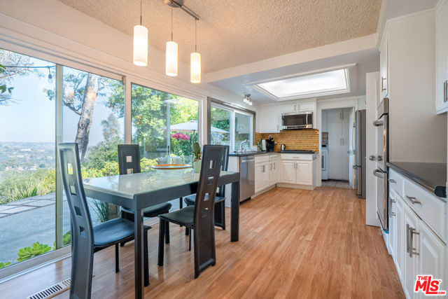 2870 Angelo Drive, Los Angeles CA: https://media.crmls.org/mediaz/8b9c4a79-a866-40d7-ab51-2237f76b0a26.jpg