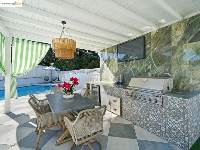 Image 3 of 48 For 8 Skander Ct