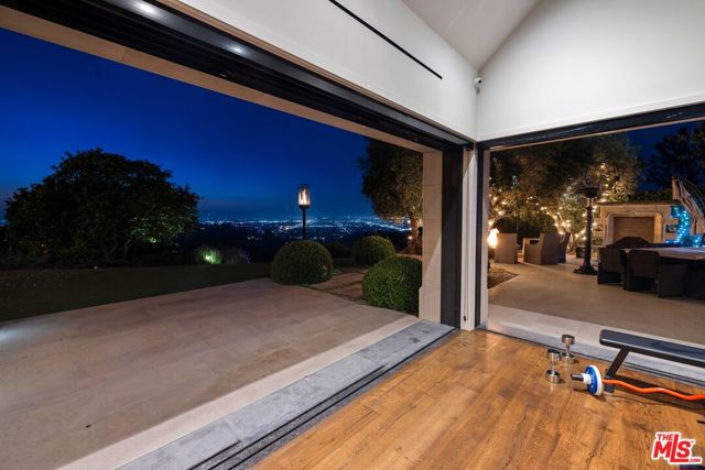 3396 Stone Ridge Lane, Los Angeles CA: https://media.crmls.org/mediaz/8b9e0ee7-381f-42ec-8568-ce7780b347f9.jpg