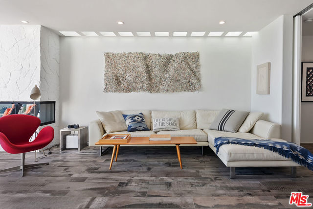 27400 Pacific Coast Highway, Malibu CA: https://media.crmls.org/mediaz/8b9eaa12-3731-4fbb-9cee-7eeac332fb8f.jpg