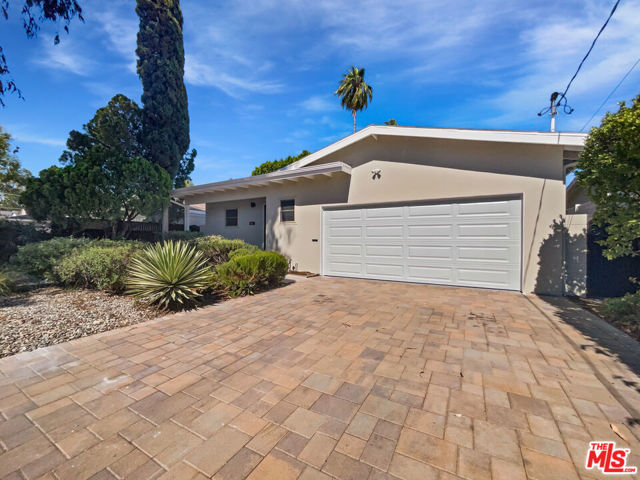 5736 Vantage Avenue, Valley Village CA: https://media.crmls.org/mediaz/8b9f0282-db31-4662-a6ac-fcee571092cb.jpg