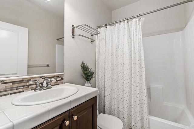 2494 Antlers Way, San Marcos CA: https://media.crmls.org/mediaz/8b9f1112-be1f-4bd7-9b23-d6902c547cf0.jpg
