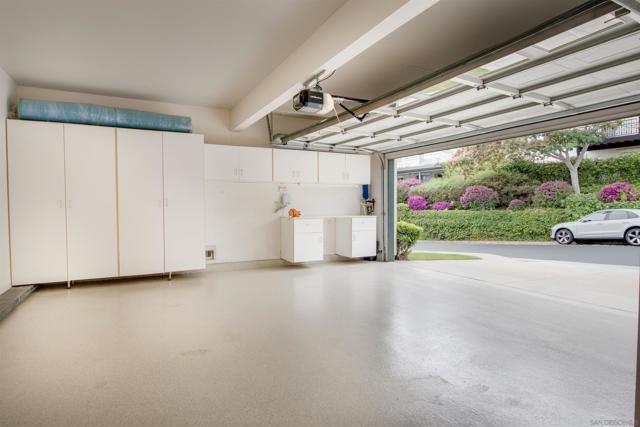 2537 Carriagedale Row, La Jolla CA: https://media.crmls.org/mediaz/8b9f48a4-1853-42d2-b27d-87f94c8a5773.jpg