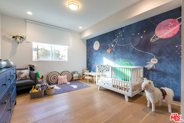 4240 Laurel Canyon Boulevard, Studio City CA: https://media.crmls.org/mediaz/8ba0e27a-49fa-4d75-a8b2-f047a025e949.jpg