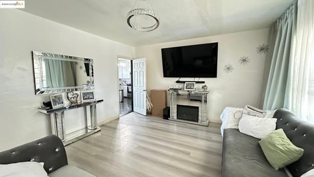 1929 Lincoln Avenue, Richmond CA: https://media.crmls.org/mediaz/8ba27159-0ea7-400f-8668-935473f3edb3.jpg