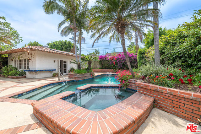 475 S Rodeo Drive, Beverly Hills CA: https://media.crmls.org/mediaz/8ba3ad20-dbff-4e44-928e-92af9cbc6e6e.jpg