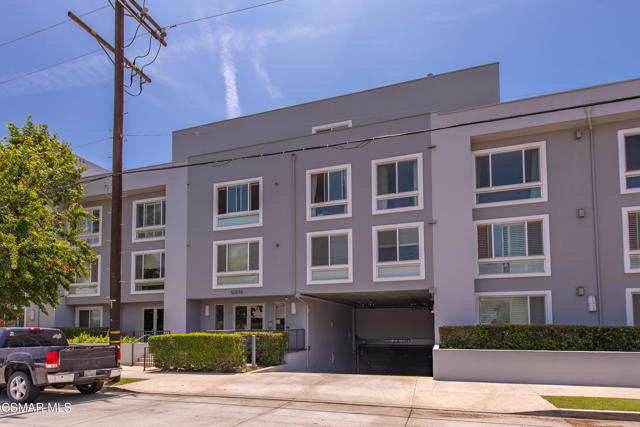 10878 Bloomfield Street, Toluca Lake CA: https://media.crmls.org/mediaz/8ba40479-01d0-4d78-8053-a3af60233821.jpg
