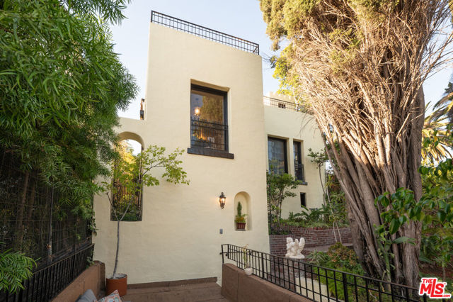 6655 Emmet Terrace, Los Angeles CA: https://media.crmls.org/mediaz/8ba4e35d-7da0-413f-94f4-ce8f0ee15628.jpg