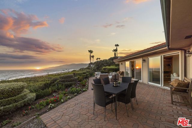 29821 Pacific Coast Highway, Malibu CA: https://media.crmls.org/mediaz/8ba5b906-852b-4d2e-92dd-77003d50b94f.jpg