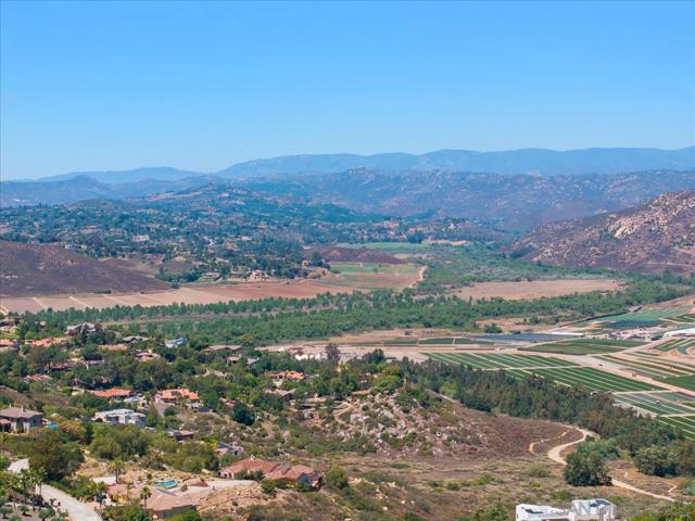 13338 Corte De Chucena, San Diego CA: https://media.crmls.org/mediaz/8ba5ba94-c167-4481-8288-067ef370cb39.jpg