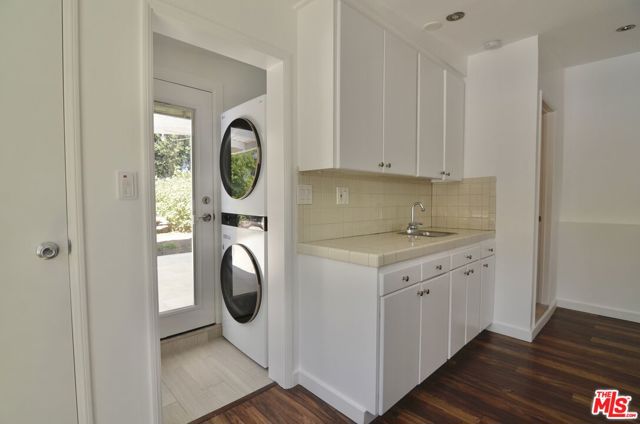 9342 Debra Avenue, North Hills CA: https://media.crmls.org/mediaz/8ba5be2a-94e0-45a2-8205-19204646f788.jpg