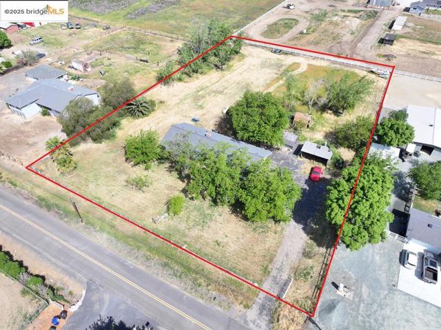 26893 Marsh Creek Rd, Brentwood CA: https://media.crmls.org/mediaz/8ba5f4fb-2a07-4567-b74d-bd8ce0ce3b1e.jpg