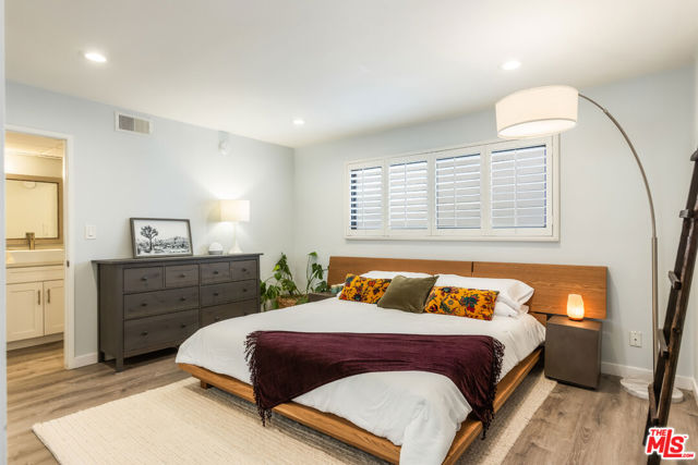 11828 Goshen Avenue, Los Angeles CA: https://media.crmls.org/mediaz/8ba63489-9d60-4957-adbe-a19a1e8d5ef5.jpg