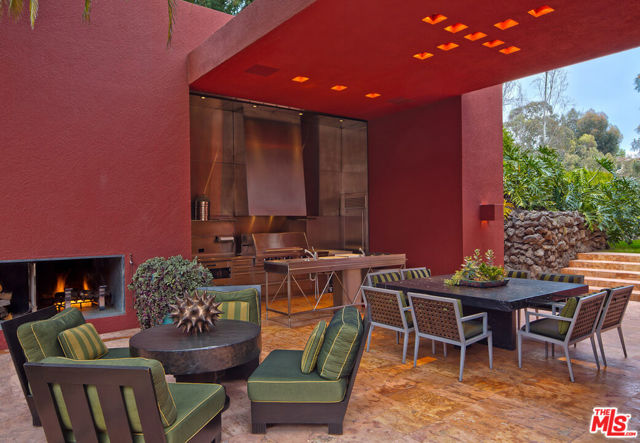 470 Layton Way, Los Angeles CA: https://media.crmls.org/mediaz/8ba6c6b3-ab8a-4c97-8b6f-fea8ad08ce84.jpg