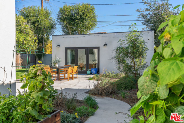 1280 S Sycamore Avenue, Los Angeles CA: https://media.crmls.org/mediaz/8ba74b76-49a9-47bd-821e-2ffd5bcc3bb3.jpg