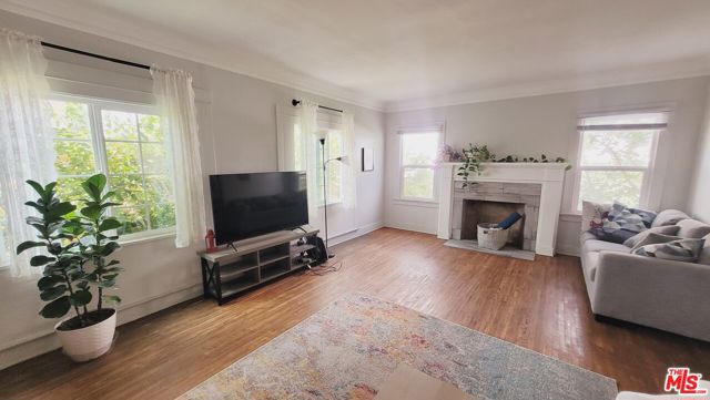 5409 Russell Avenue, Los Angeles CA: https://media.crmls.org/mediaz/8ba79e1b-cf0f-4a67-819c-1767a441edc2.jpg