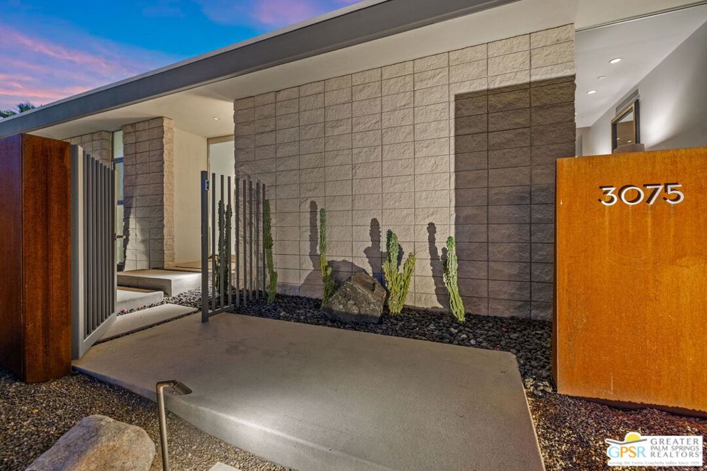 https://media.crmls.org/mediaz/8ba8105f-6bec-4be5-819a-bf666744f6ae.jpg?preset=X-Large