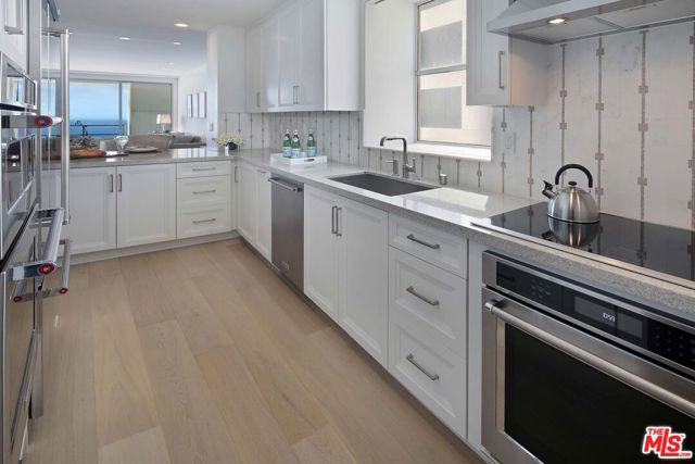 1221 W OCEAN Avenue, Santa Monica CA: https://media.crmls.org/mediaz/8ba87913-7d30-4310-8d4b-4956f0c5725c.jpg