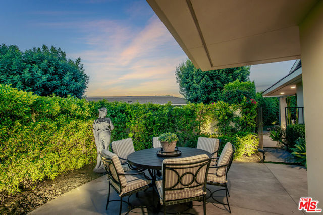 6 Exeter Court, Rancho Mirage CA: https://media.crmls.org/mediaz/8ba8854e-028c-41dc-a2cd-1f61bf85d570.jpg