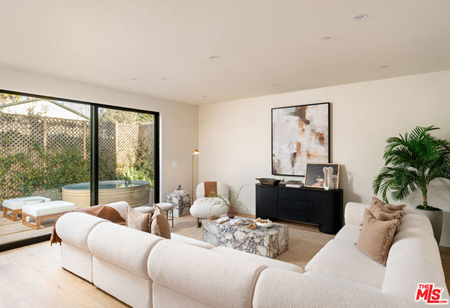 1008 Oakwood Avenue, Venice CA: https://media.crmls.org/mediaz/8ba89c20-9e09-4b84-b17a-c2c60260d7a5.jpg