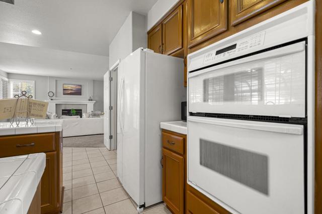 32447 Pacific Grove Way, Union City CA: https://media.crmls.org/mediaz/8ba94ad6-7b30-4e95-82d7-1a043d26c63e.jpg