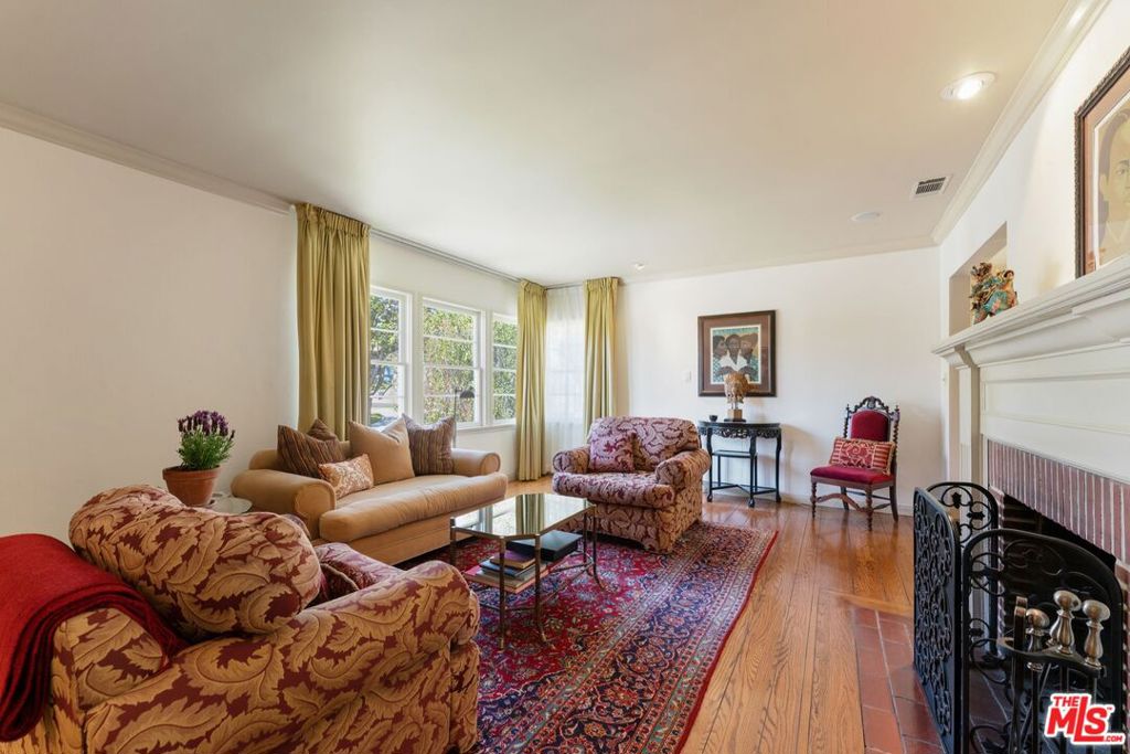 https://media.crmls.org/mediaz/8ba9cfe2-5a9b-41e5-a5aa-2ab0fa8438e9.jpg?preset=X-Large