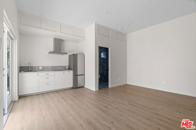 2425 Cloy Avenue, Venice CA: https://media.crmls.org/mediaz/8bab2382-73a0-44ed-9f99-06cde54eff99.jpg