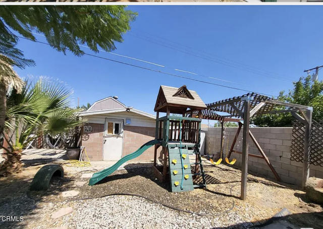 Detail Gallery Image 11 of 13 For 1417 Ridgeview St, Bakersfield,  CA 93306 - 3 Beds | 2 Baths