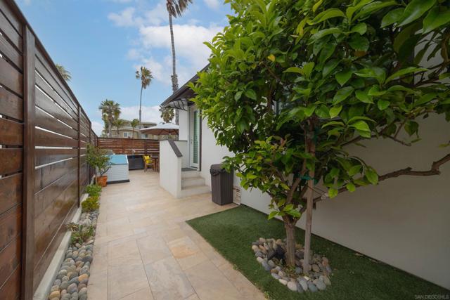 1215 17 Grand Ave, San Diego CA: https://media.crmls.org/mediaz/8babdc09-e6b2-469e-a20c-9a1dd60c5979.jpg