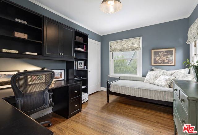 232 N Arden Boulevard, Los Angeles CA: https://media.crmls.org/mediaz/8bac07d4-03a5-44ad-8136-96dafbee0105.jpg