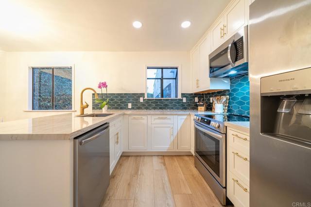 Detail Gallery Image 12 of 27 For 2136 Oceanside Bld, Oceanside,  CA 92054 - 2 Beds | 1 Baths