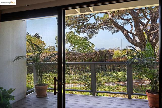 2 Commodore DR, Emeryville CA: https://media.crmls.org/mediaz/8bad5d3f-26fa-40b5-87ea-e7fdb54ed6d1.jpg