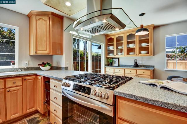 423 Casa Del Mar Dr, Half Moon Bay CA: https://media.crmls.org/mediaz/8bad8f4e-4a74-4551-a492-99e54e459f3e.jpg