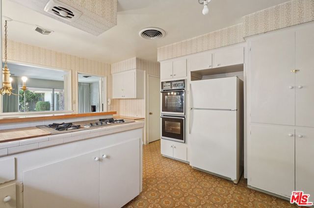 3684 Willowcrest Avenue, Studio City CA: https://media.crmls.org/mediaz/8bae28d7-e08e-452d-9ed0-9e648837ec62.jpg