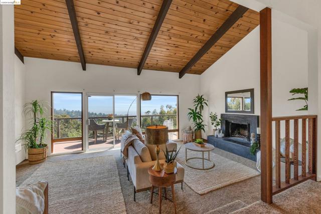 2001 Manzanita Dr, Oakland CA: https://media.crmls.org/mediaz/8baf30f8-fbb0-4a85-9e86-7c3192da2f6f.jpg