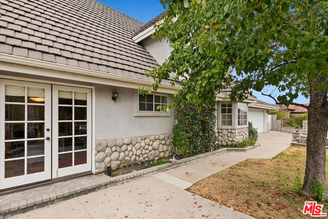 28376 Laura La Plante Drive photo 3